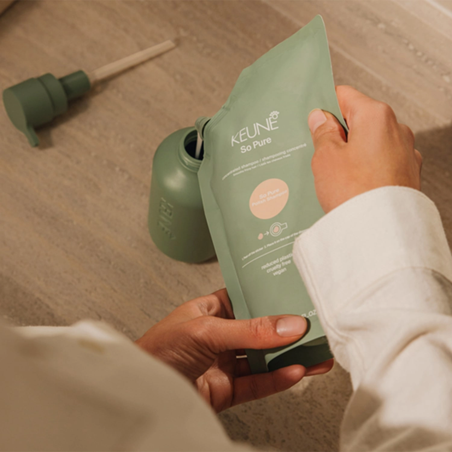 Produto: Kit Keune So Pure Polish Condicionador Refil e Dispenser Frasco (2 produtos)