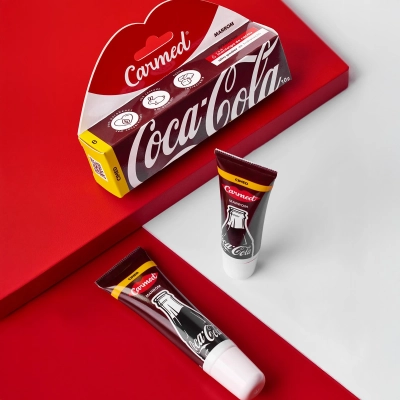 Produto: Hidratante Labial Carmed Coca-Cola Marrom 10g